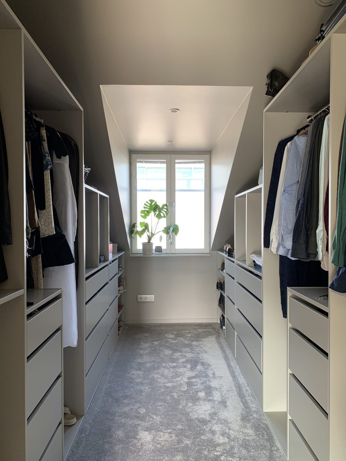Populära köks- och förvaringslösningar 2026 2 Platsbyggd walk-in closet under snedtak med måttanpassade lådor, hyllor och hängstänger, Smart Design i Stockholm