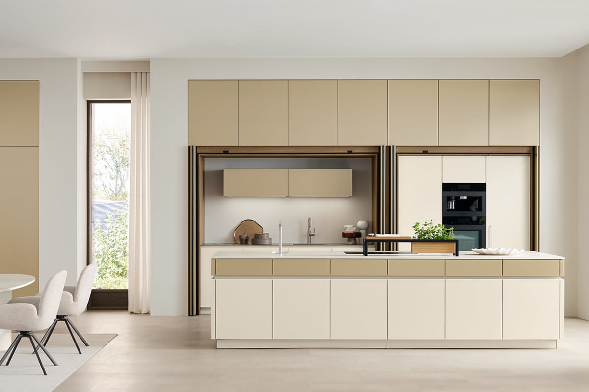 Beige kök med stor köksö