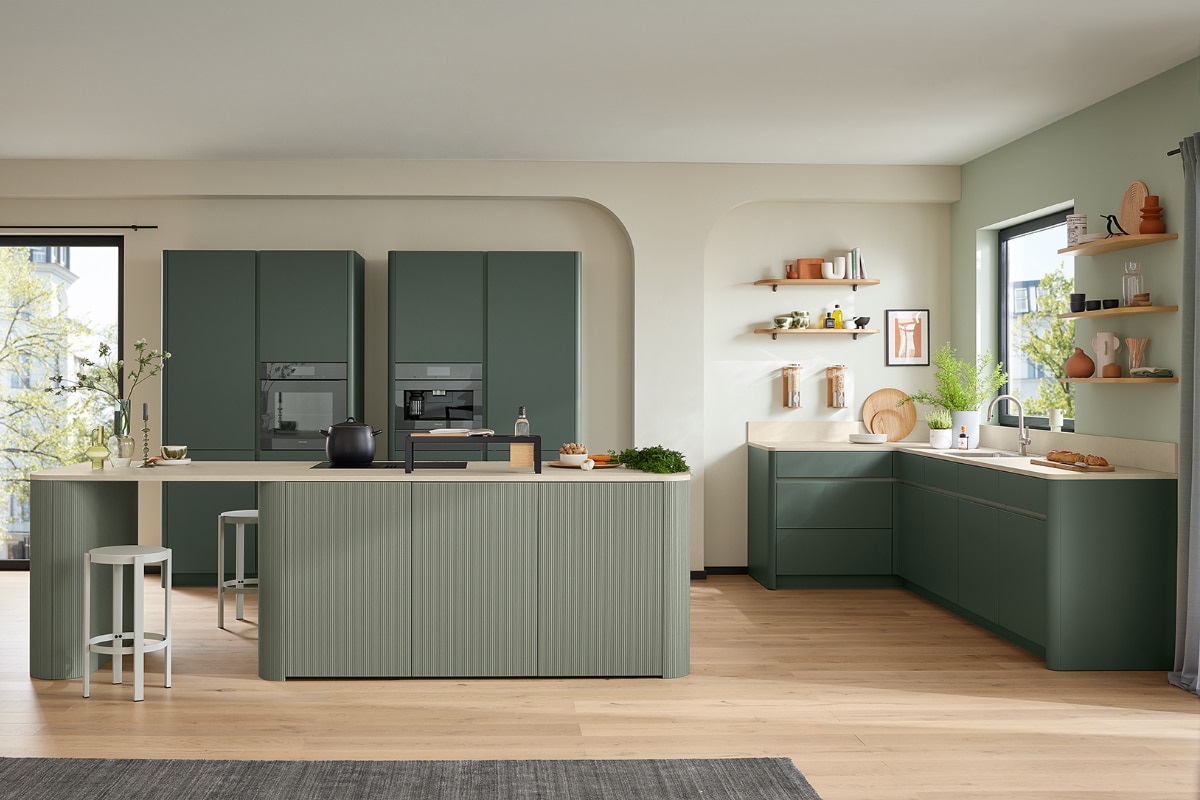 Atelier Collection – salviagrönt kök med räfflad köksö