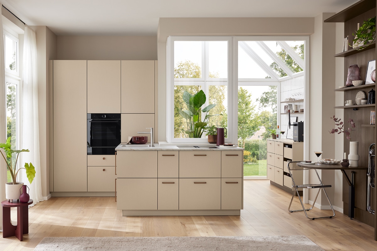 Sandbeige kök med köksö
